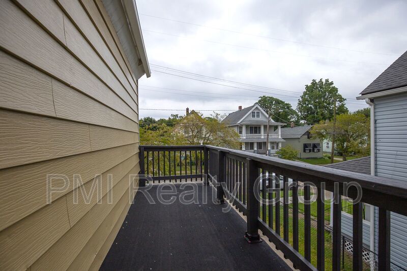 Spacious & Fully Renovated 4-Bedroom Upstairs Unit in Cleveland property image