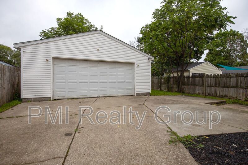 Spacious & Fully Renovated 4-Bedroom Upstairs Unit in Cleveland property image