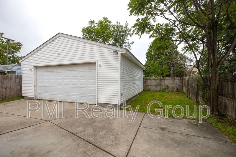 Spacious & Fully Renovated 4-Bedroom Upstairs Unit in Cleveland property image