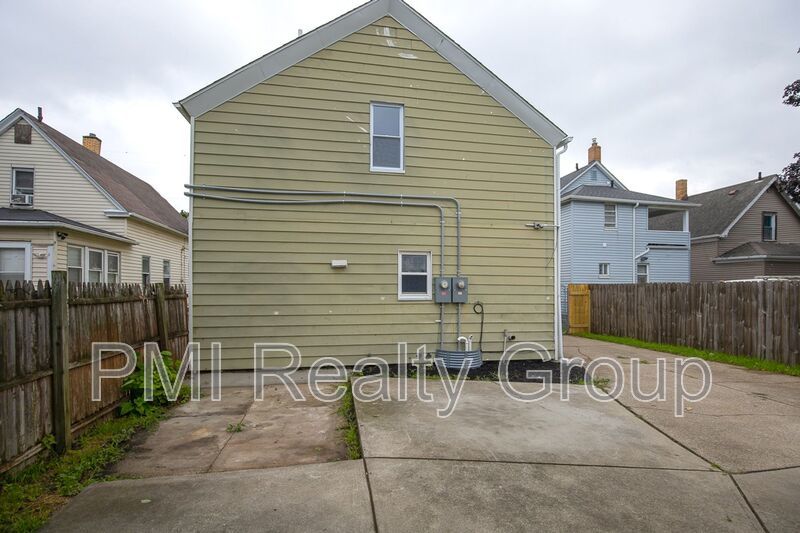 Spacious & Fully Renovated 4-Bedroom Upstairs Unit in Cleveland property image