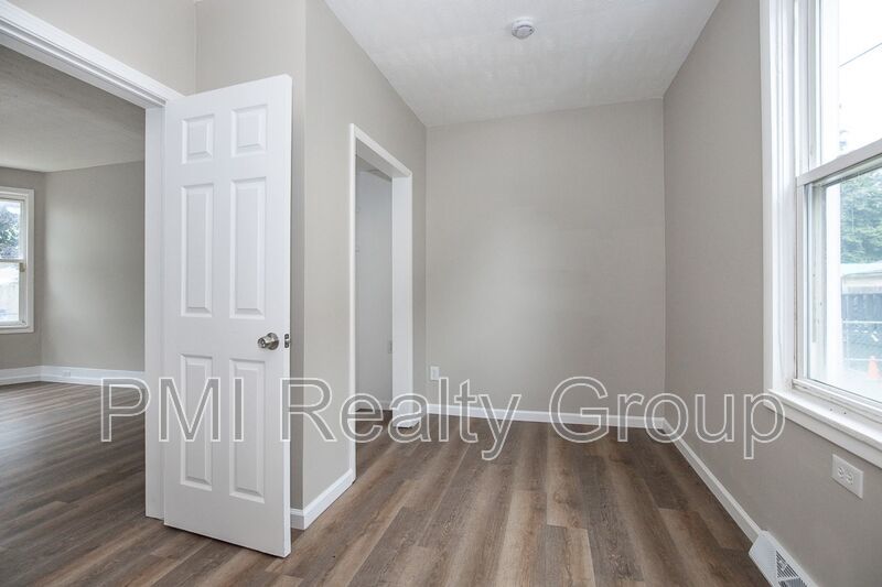 Spacious & Fully Renovated 4-Bedroom Upstairs Unit in Cleveland property image
