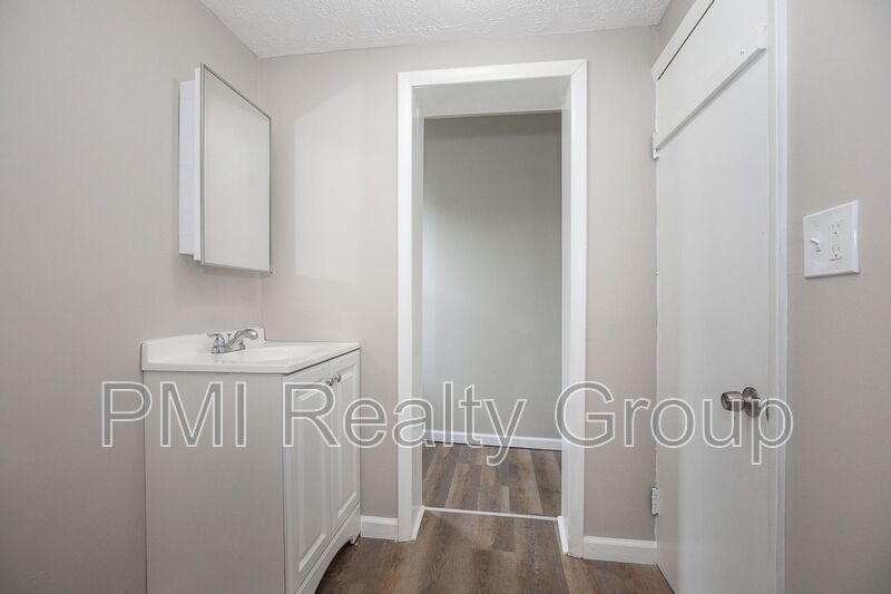 Spacious & Fully Renovated 4-Bedroom Upstairs Unit in Cleveland property image