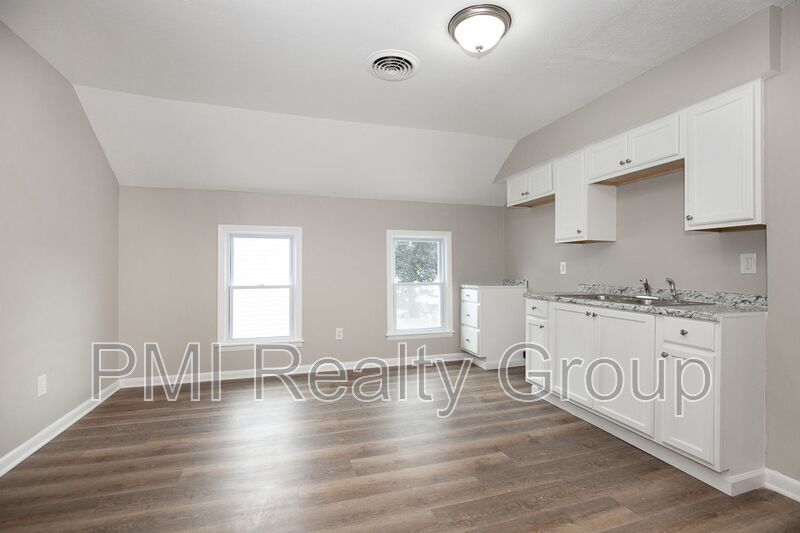 Spacious & Fully Renovated 4-Bedroom Upstairs Unit in Cleveland property image