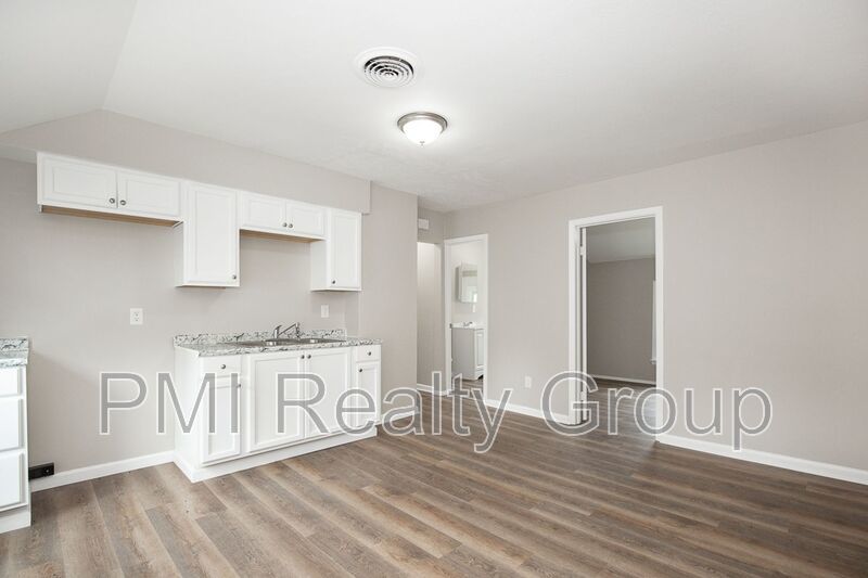 Spacious & Fully Renovated 4-Bedroom Upstairs Unit in Cleveland property image