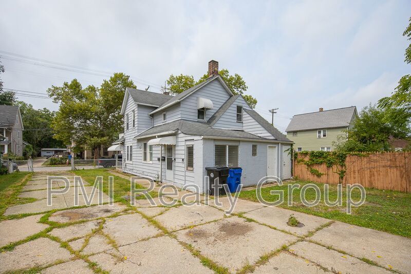 Renovated 2-Bedroom Duplex Unit with Private Parking property image