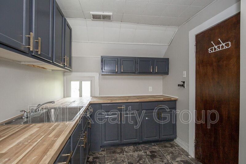 Renovated 2-Bedroom Duplex Unit with Private Parking property image