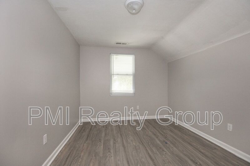 Renovated 2-Bedroom Duplex Unit with Private Parking property image