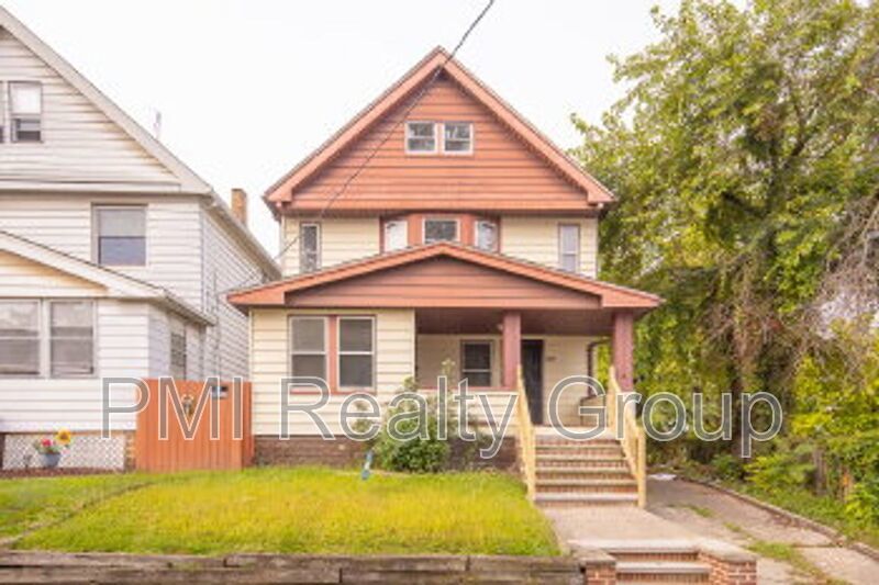 Spacious 5-Bedroom Home Retreat at 888 Evangeline Rd, Cleveland – Comfort Meets Convenience property image
