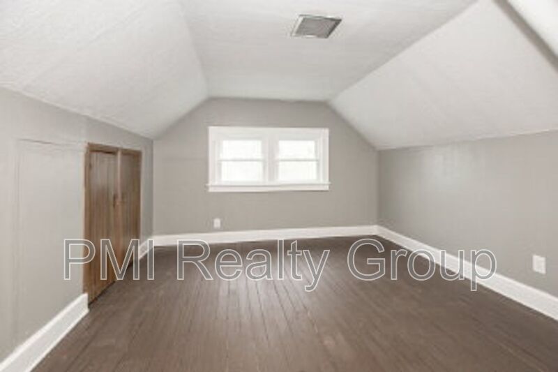 Spacious 5-Bedroom Home Retreat at 888 Evangeline Rd, Cleveland – Comfort Meets Convenience property image