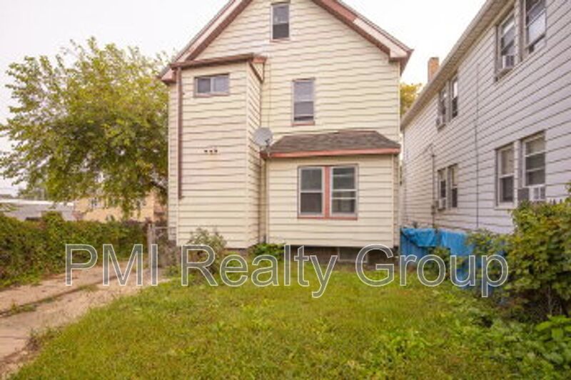 Spacious 5-Bedroom Home Retreat at 888 Evangeline Rd, Cleveland – Comfort Meets Convenience property image